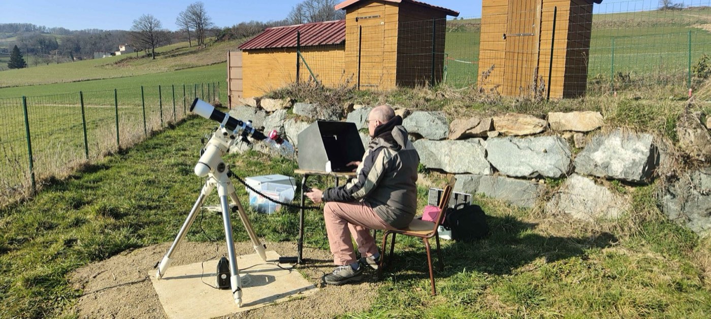 Instruments du CAML installés à l'observatoire, avec la campagne des Monts du Lyonnais en arrière-plan