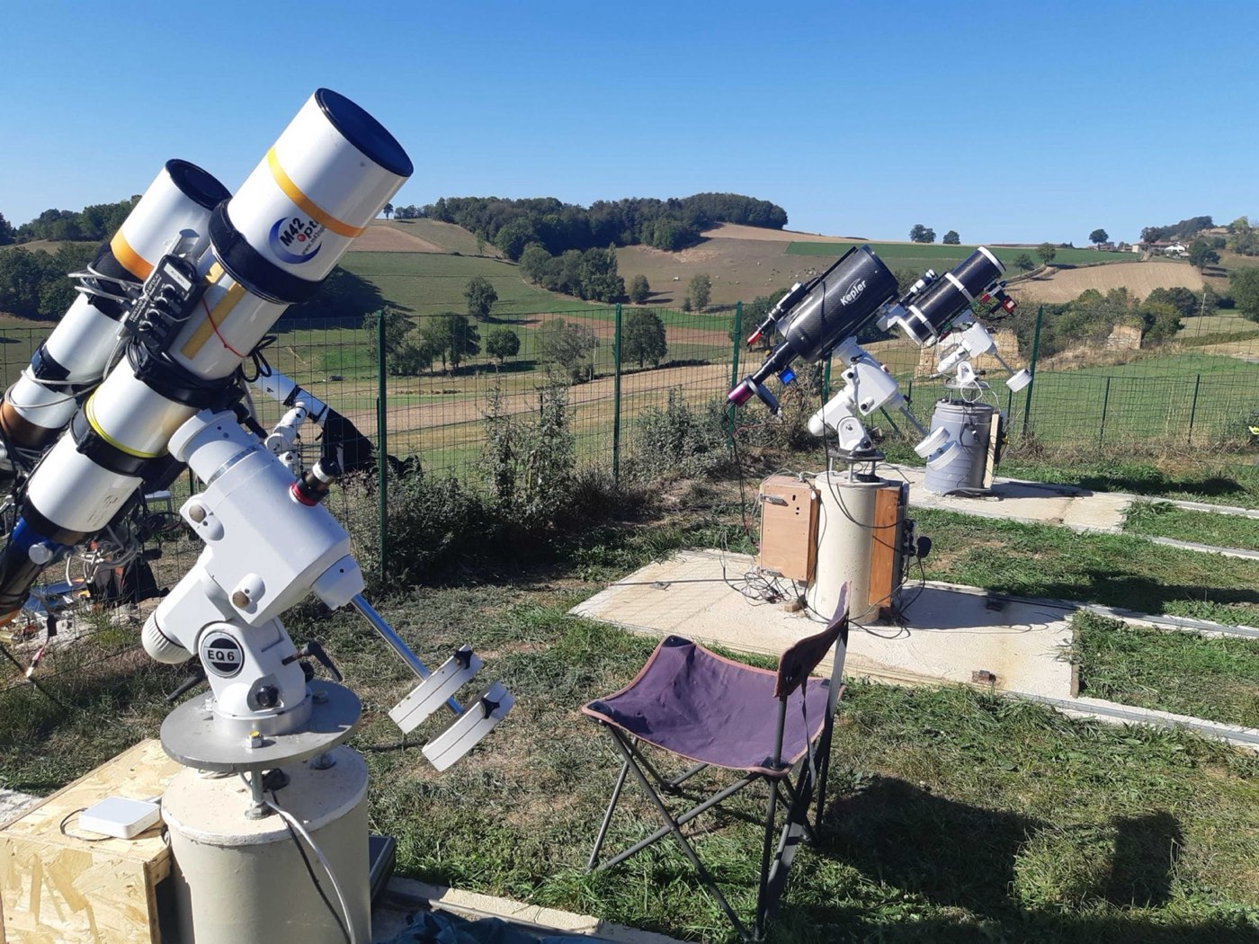 Deux montures équatoriales et lunettes en station sur le site d'observation