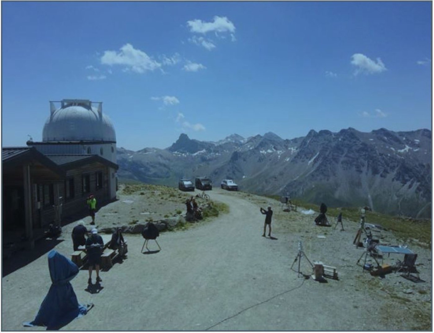 Mission du club à Saint-Véran, avec un observatoire et les sommets alpins